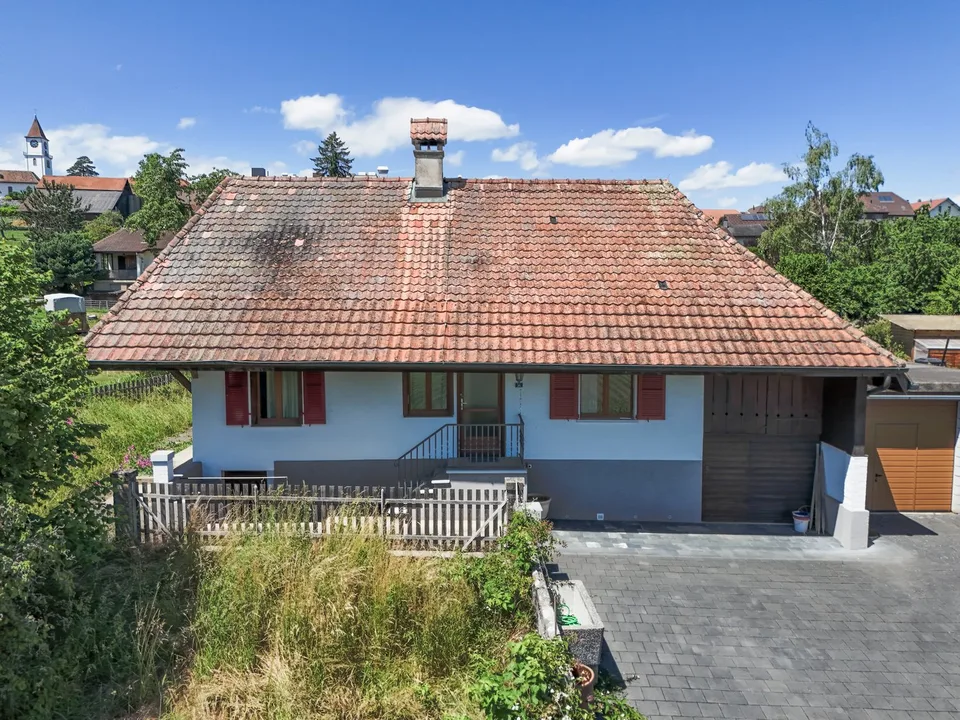 Ehemaliges Bauernhaus mit grossem Grundstück in Täuffelen – viel Potenzial Neues entstehen zu lassen