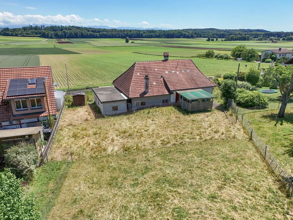 Ehemaliges Bauernhaus mit grossem Grundstück in Täuffelen – viel Potenzial Neues entstehen zu lassen