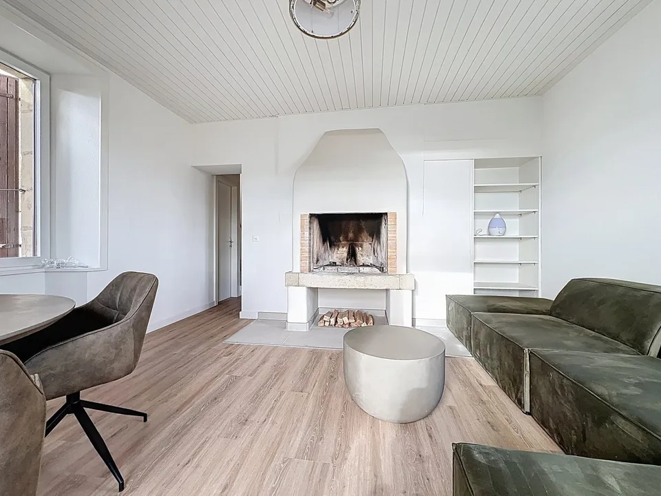 Coup de cœur garanti – villa rénovée avec terrasse et vue sur le lac !