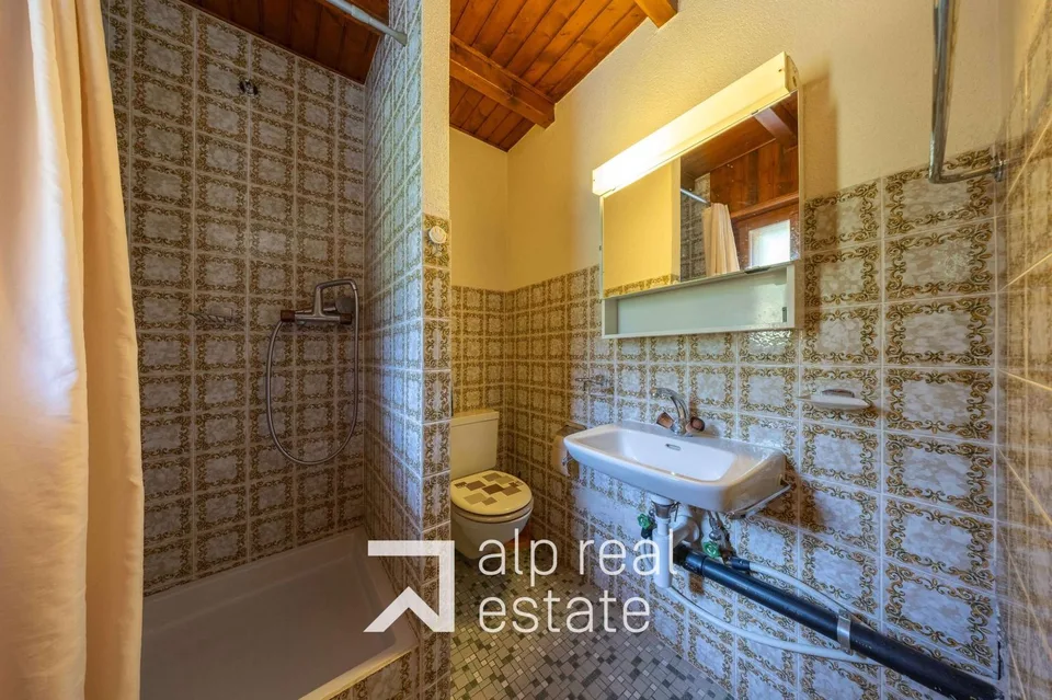 Charmanter Durchgangs-Dachboden-Altbau von 2.5 Zimmern im Zentrum der Station