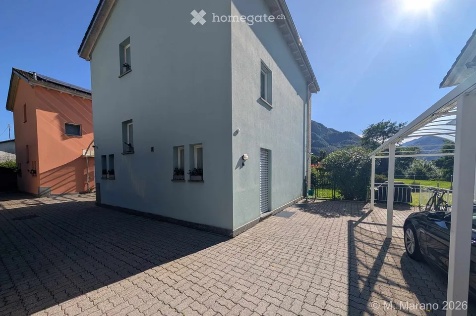 Einfamilienhaus in Losone mit Blick auf den Golfplatz