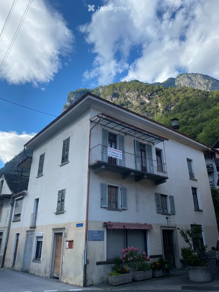 Vendiamo a Cavergno, casa ticinese con rustico annesso