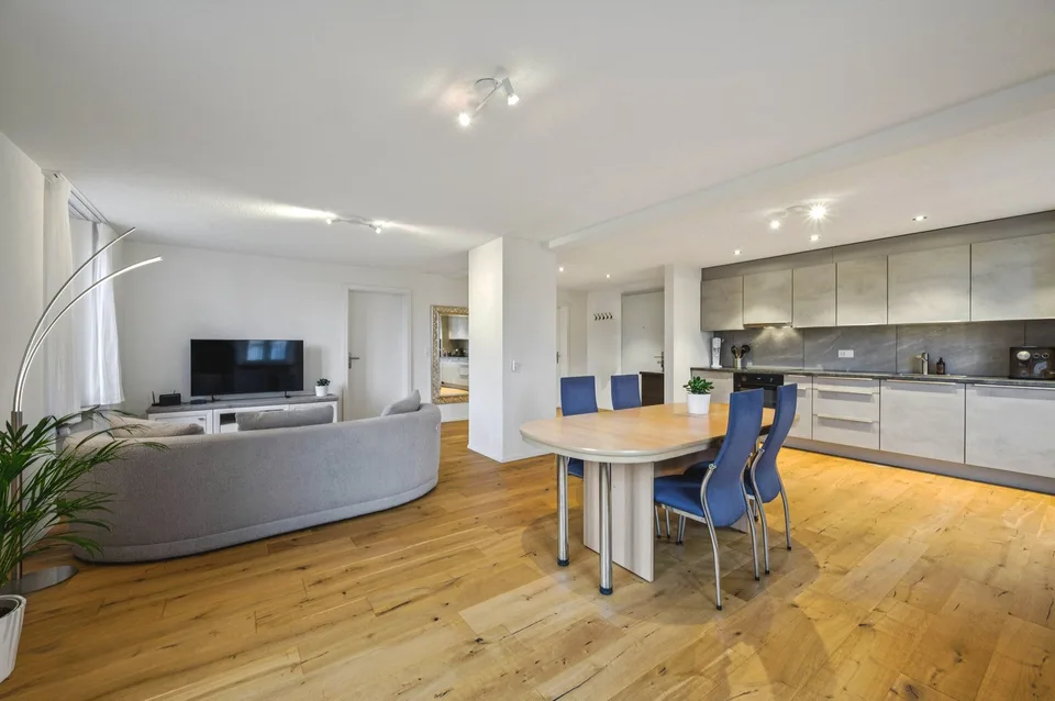 Modern renoviertes Mehrfamilienhaus mit drei Einheiten in ruhigem Quartier