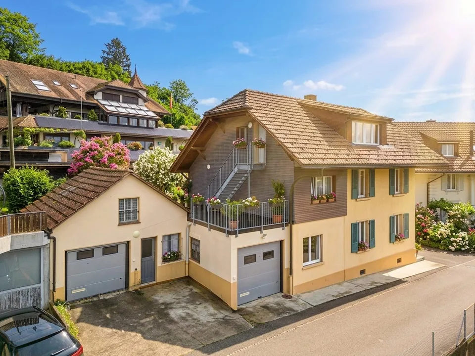 Modern renoviertes Mehrfamilienhaus mit drei Einheiten in ruhigem Quartier