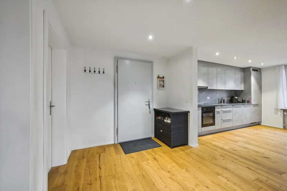 Modern renoviertes Mehrfamilienhaus mit drei Einheiten in ruhigem Quartier