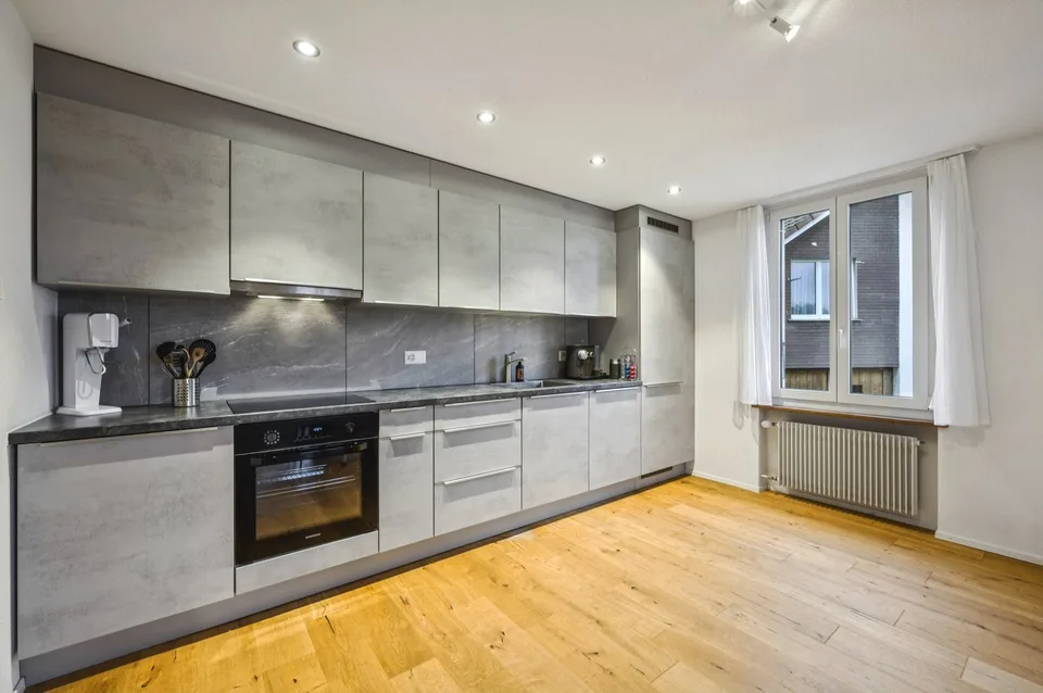 Modern renoviertes Mehrfamilienhaus mit drei Einheiten in ruhigem Quartier