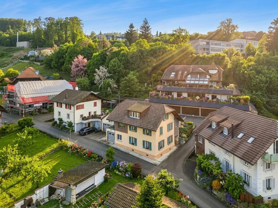 Modern renoviertes Mehrfamilienhaus mit drei Einheiten in ruhigem Quartier