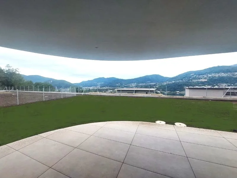 Montagnola: Lussuoso Appartamento con Vista Panoramica e Giardino Privato