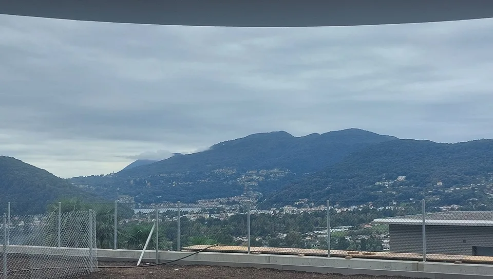Montagnola: Lussuoso Appartamento con Vista Panoramica e Giardino Privato