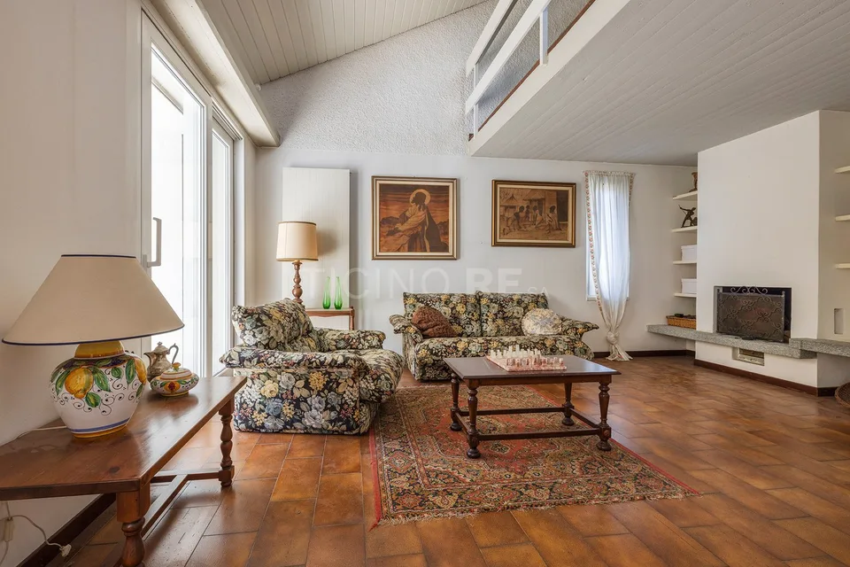 Villa con ampio giardino  – a pochi minuti dal confine italo-svizzero