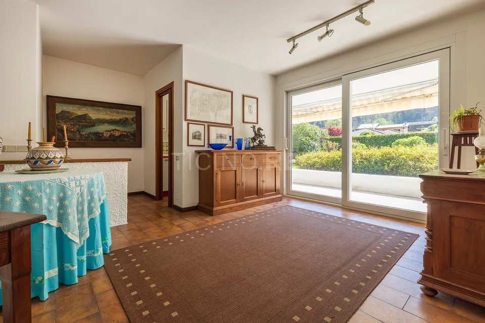 Villa con ampio giardino  – a pochi minuti dal confine italo-svizzero