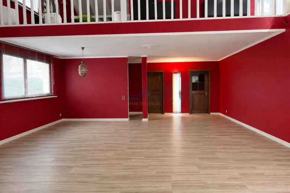 Wohnen mit Charakter: Galerie, moderne Küche und sonnige Dachterrasse