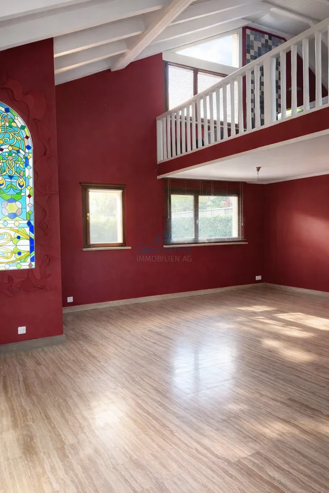 Wohnen mit Charakter: Galerie, moderne Küche und sonnige Dachterrasse