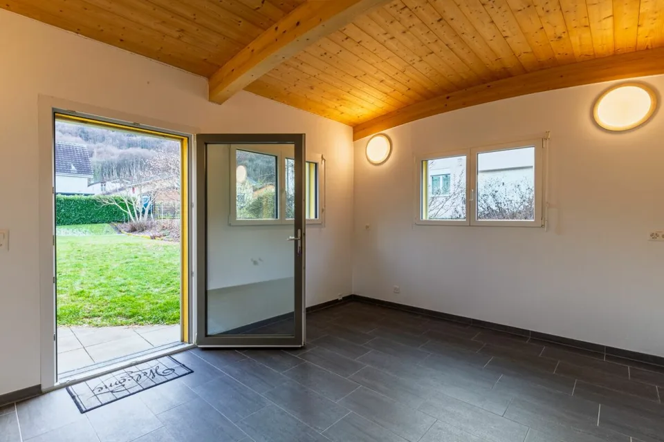 Einfamilienhaus mit bewohnbarer Anlage, frei von Verbindlichkeiten!