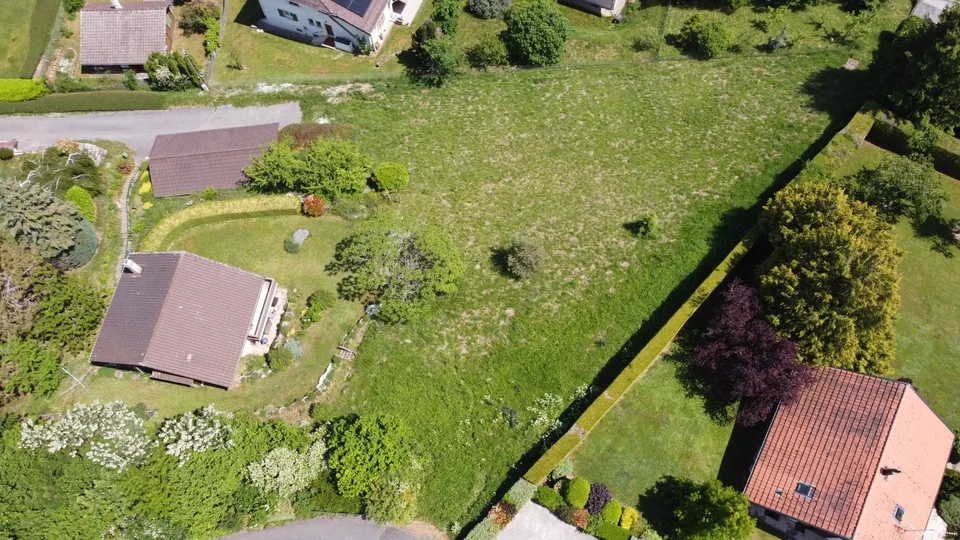 Baugrundstück in einer friedlichen und grünen Umgebung
