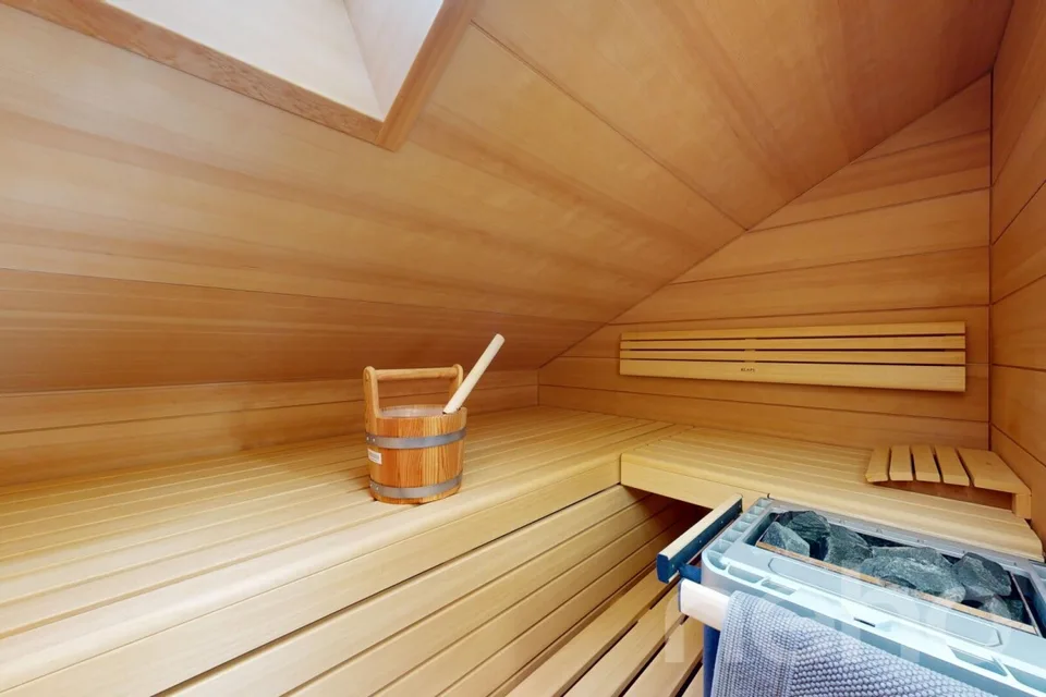 Exclusive 5.5-room attic apartment 171 m2, terrace 50 m2 and Klafs sauna – photo 18 of 19