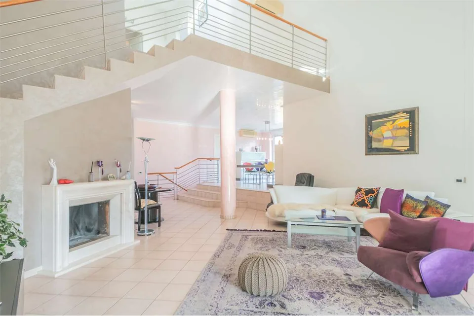 Ampia villa di lusso in posizione tranquilla e soleggiata con splendid