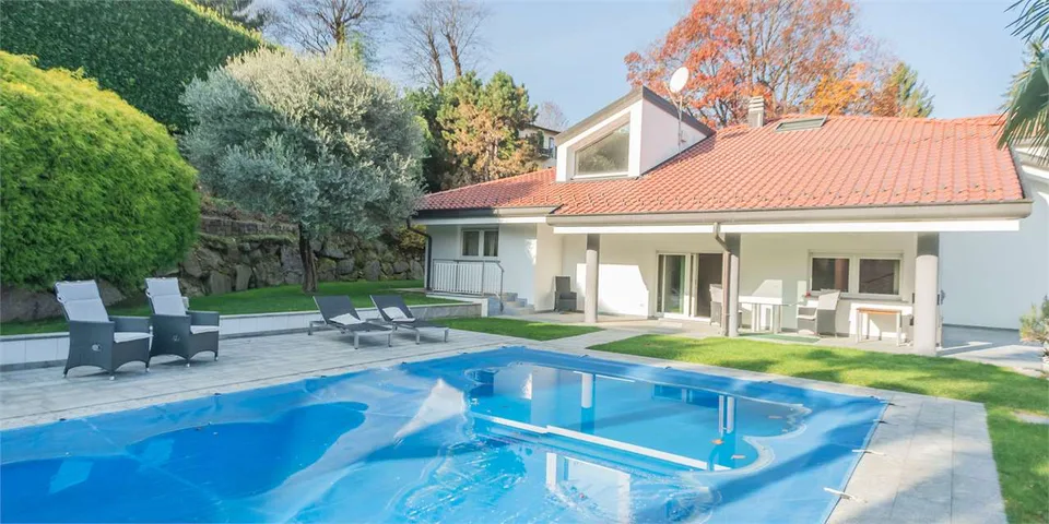 Ampia villa di lusso in posizione tranquilla e soleggiata con splendid
