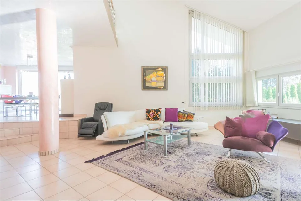Ampia villa di lusso in posizione tranquilla e soleggiata con splendid