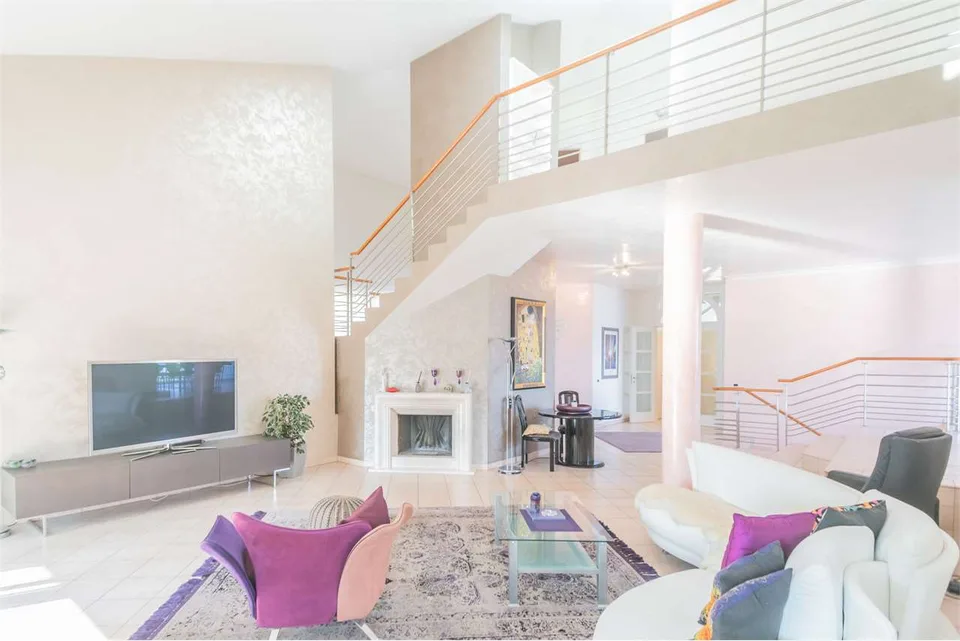 Ampia villa di lusso in posizione tranquilla e soleggiata con splendid