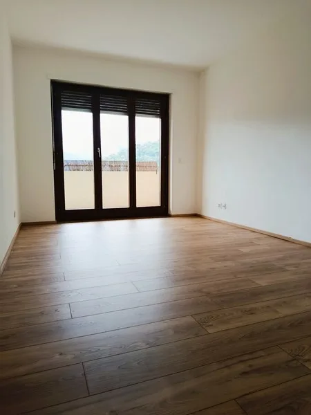 Vendiamo appartamento 2.5 locali con camino a Caslano