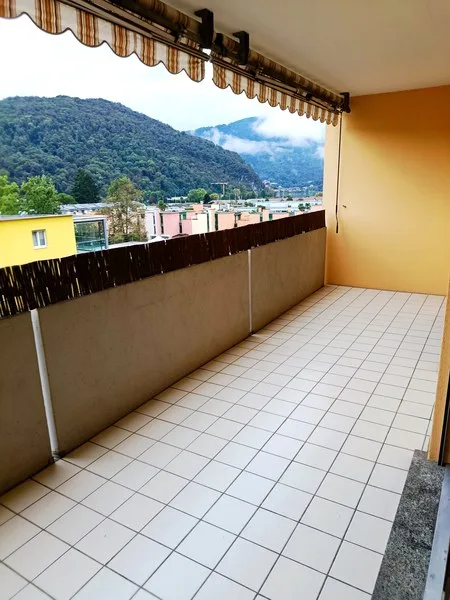 Vendiamo appartamento 2.5 locali con camino a Caslano