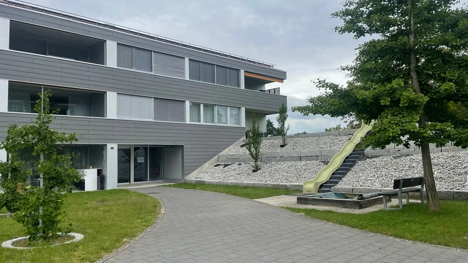 Parkplatz für ein Motorrad zu vermieten!