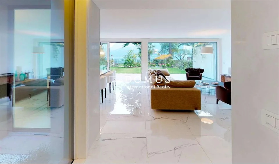 Luxus-Villa direkt am See
