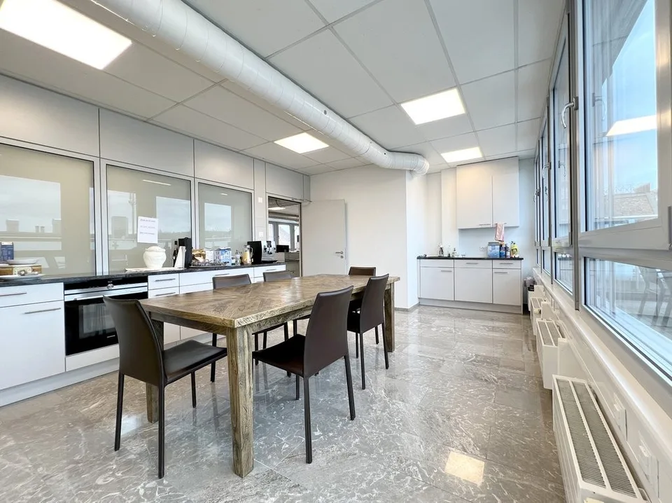 Spazio ufficio moderno in affitto: Spazioso, luminoso e situato in centro