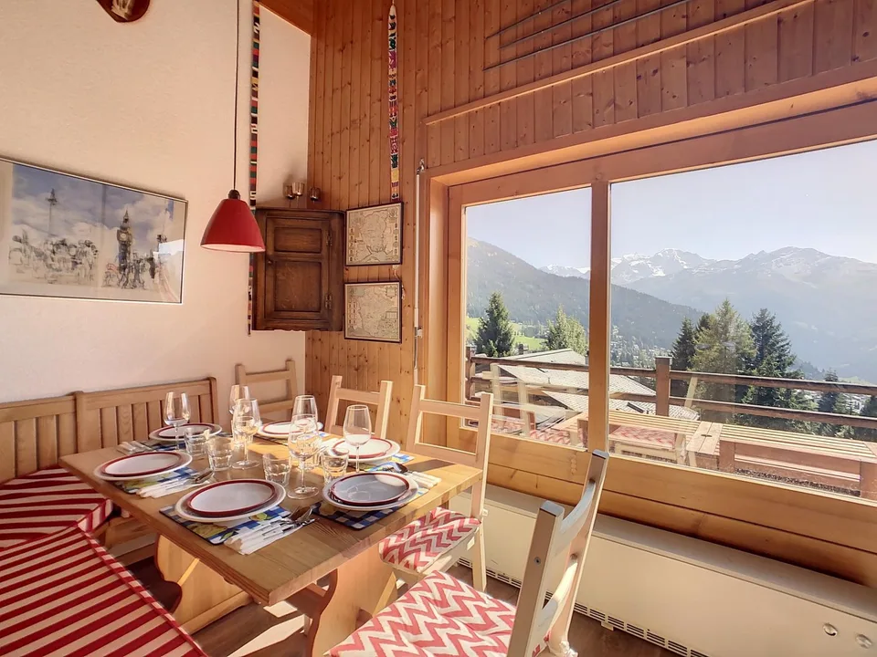 Incantevole appartamento di 3 camere situato nelle alture di Verbier, con una vista mozzafiato dal balcone.