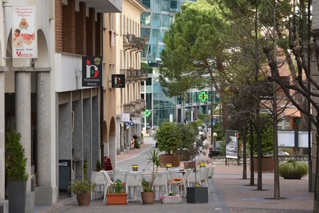 Einzimmerwohnung mit Möbeln und Balkon in Paradiso