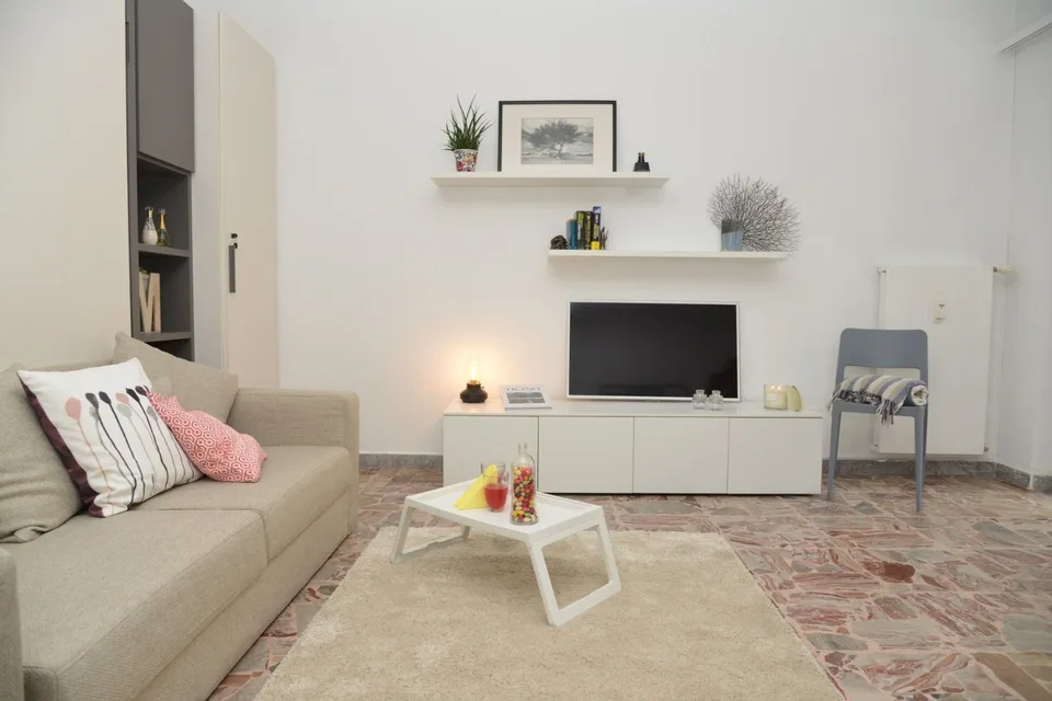 Einzimmerwohnung mit Möbeln und Balkon in Paradiso