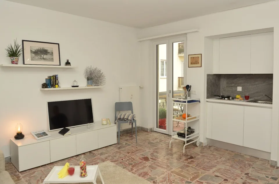 Monolocale ammobiliato con balcone a Paradiso