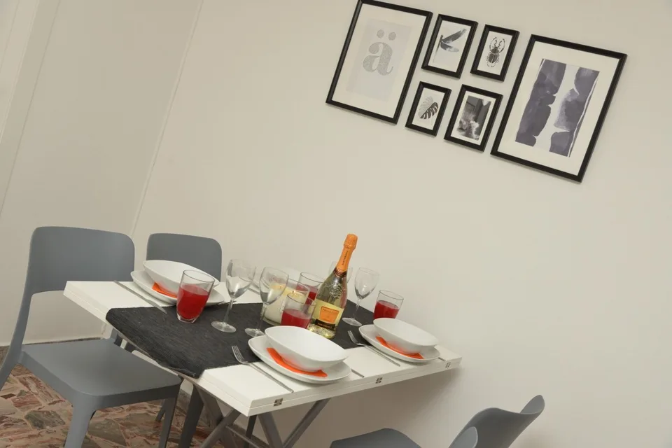 Einzimmerwohnung mit Möbeln und Balkon in Paradiso