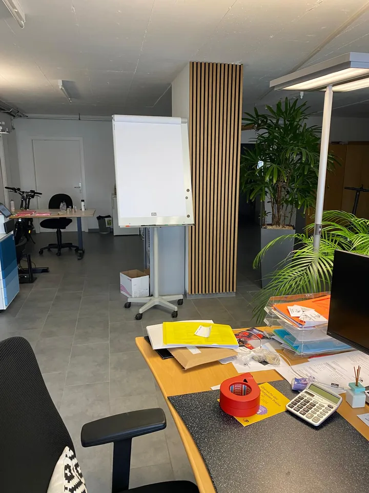 Helles Büro (110m2) mit Lager (45m2) an zentraler Lage in Täuffelen
