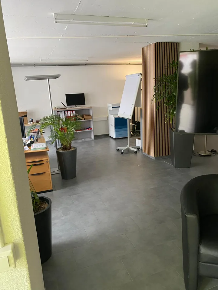 Helles Büro (110m2) mit Lager (45m2) an zentraler Lage in Täuffelen – Foto 6 von 12