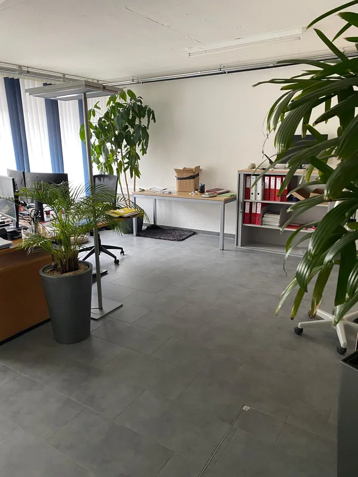 Helles Büro (110m2) mit Lager (45m2) an zentraler Lage in Täuffelen
