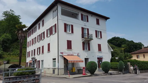 Affittiamo locale commerciale con vetrina fronte strada