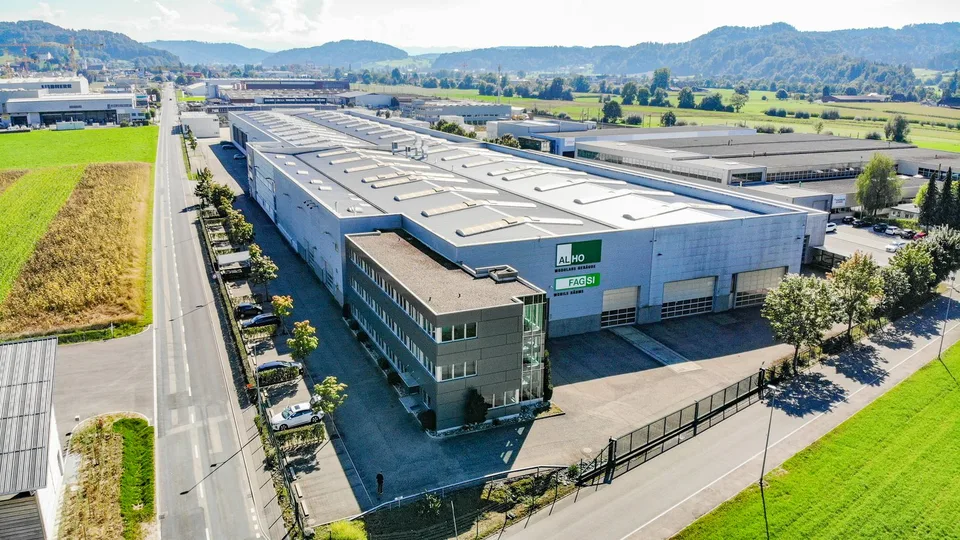 Industriehalle mit Deckenkränen und befestigte Aussenflächen