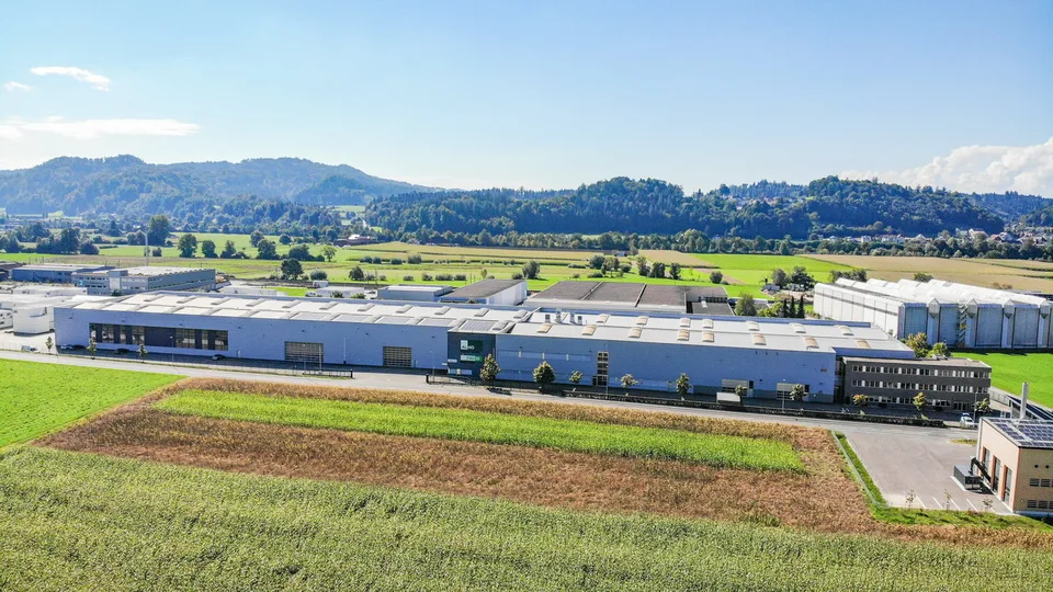 Industriehalle mit Deckenkränen und befestigte Aussenflächen