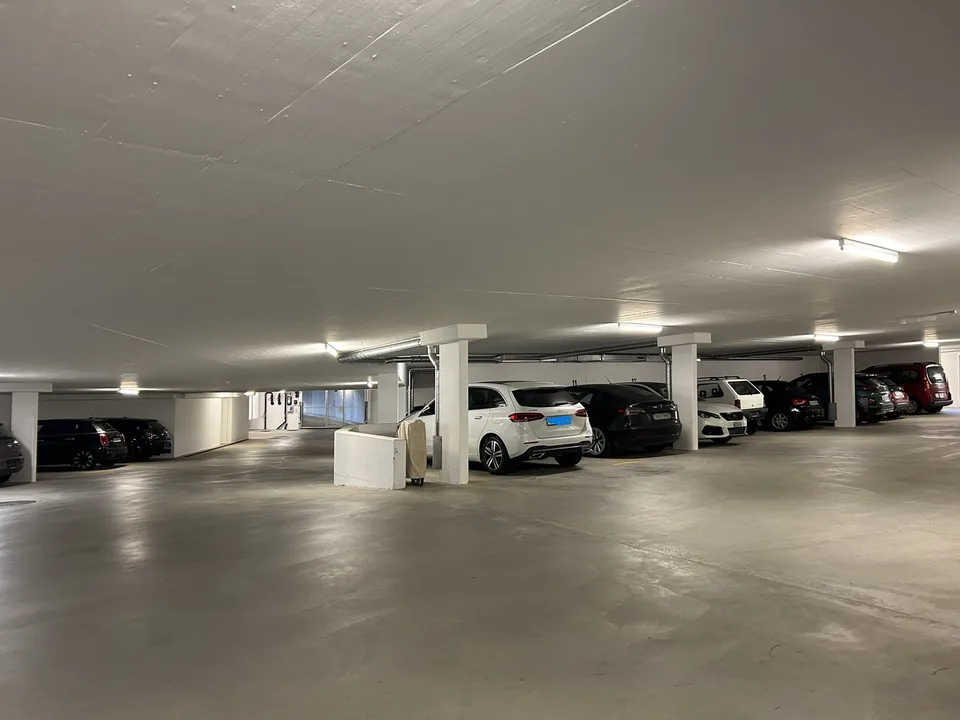 Einstellhallenplatz in Hünibach