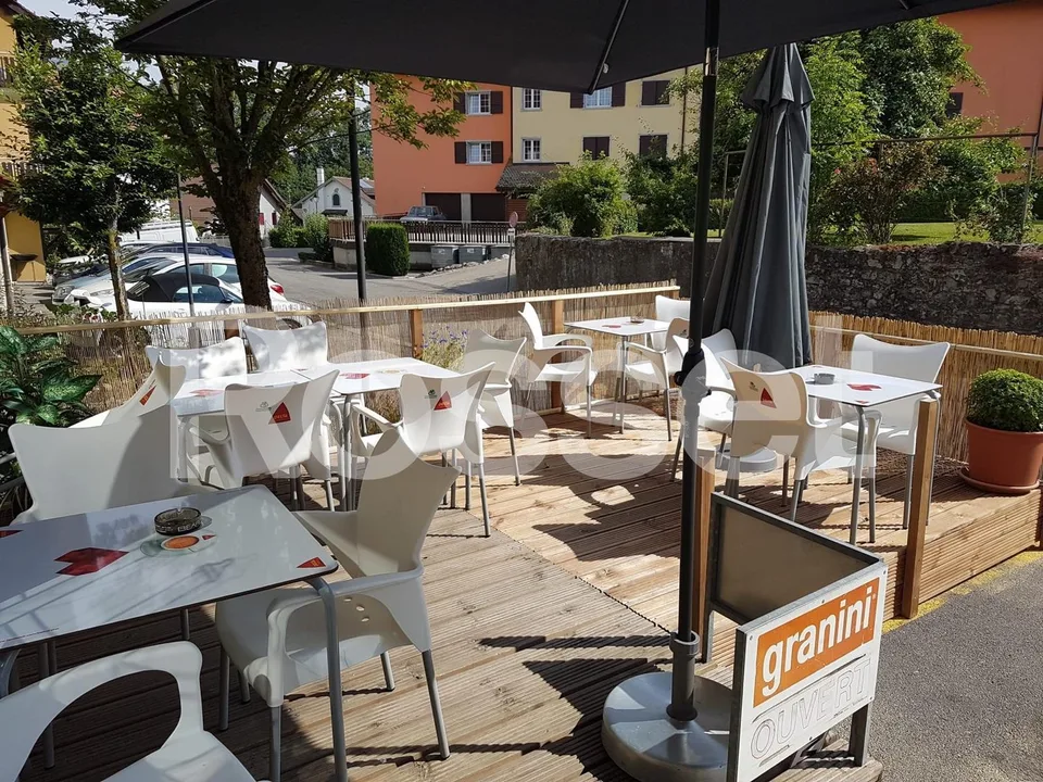 Affascinante Café-Ristorante nel cuore di Puidoux, ideale per piccola ristorazione