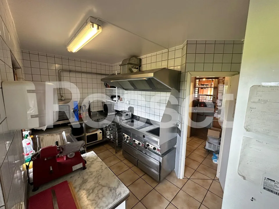 Affascinante Café-Ristorante nel cuore di Puidoux, ideale per piccola ristorazione