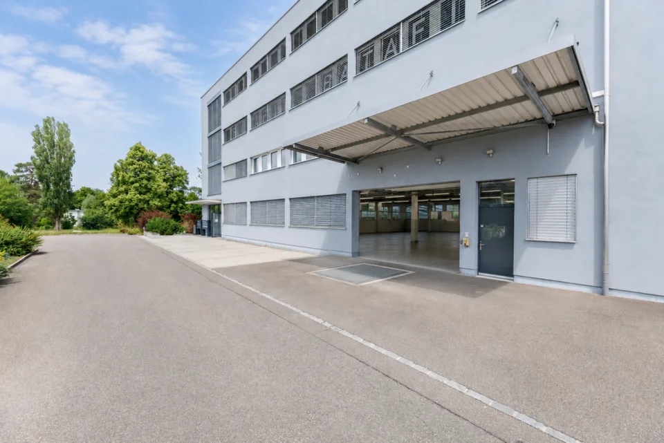 Befahrbare Lager- und Werkstattfläche mit Rolltor