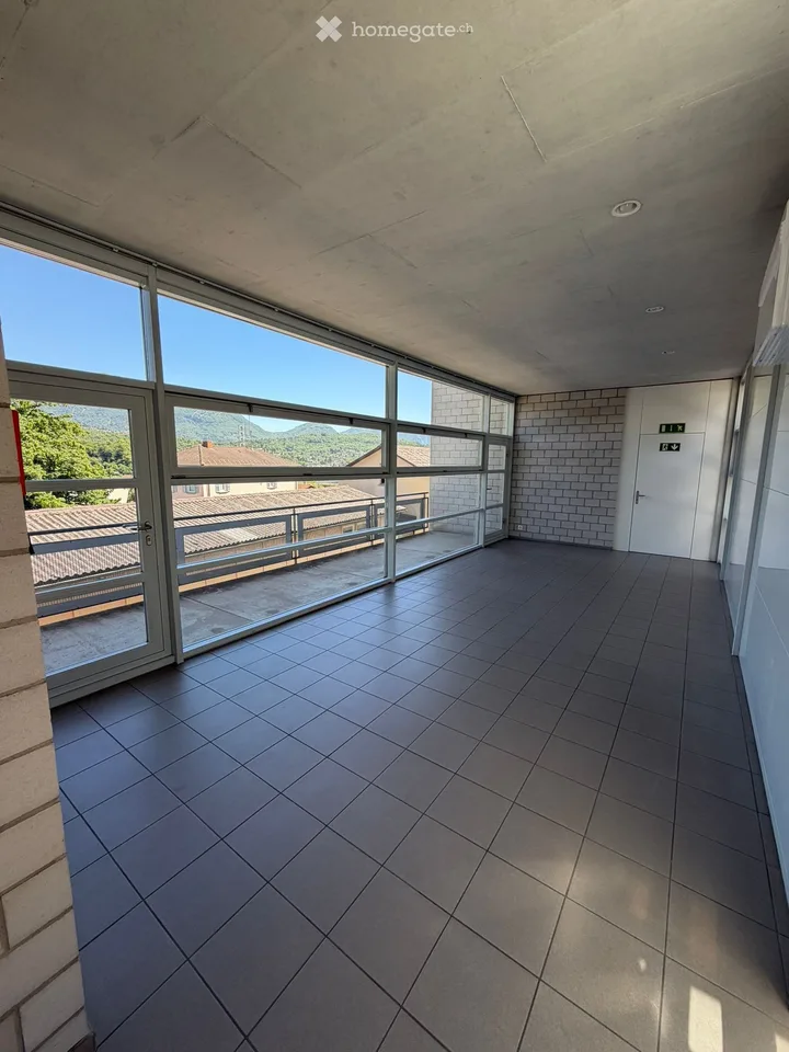 Büro mit 70 m² und Panoramaterrasse in Gravesano