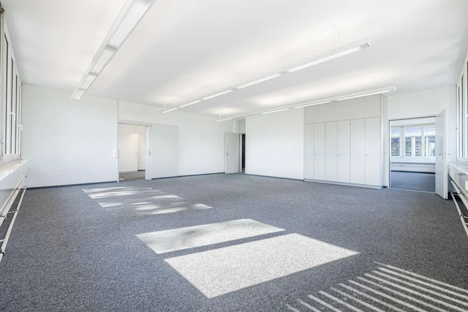 Espace pour Idées : 300 m² d'Espace de Bureau au Cœur de Winkeln, St. Gallen