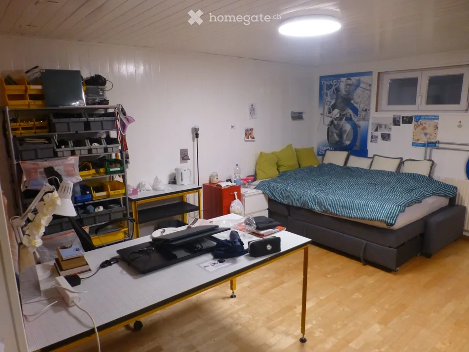 GROßES ZIMMER IM UNTERGESCHOSS EINER VILLA