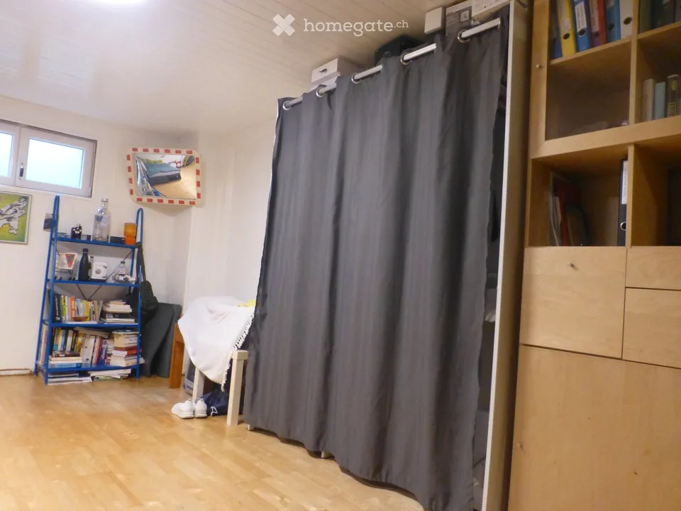 GROßES ZIMMER IM UNTERGESCHOSS EINER VILLA