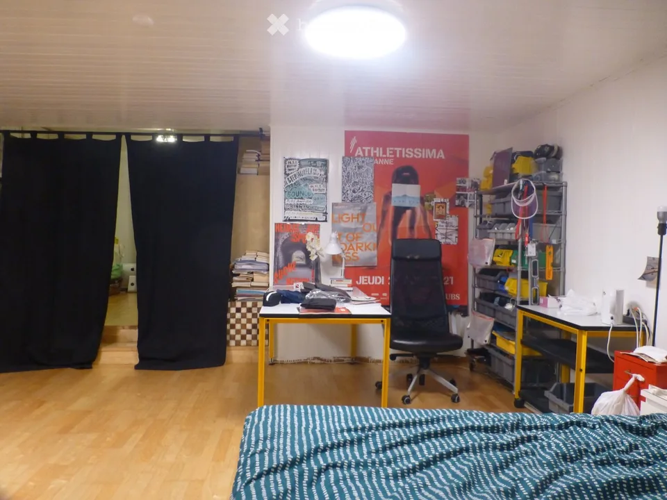GROßES ZIMMER IM UNTERGESCHOSS EINER VILLA