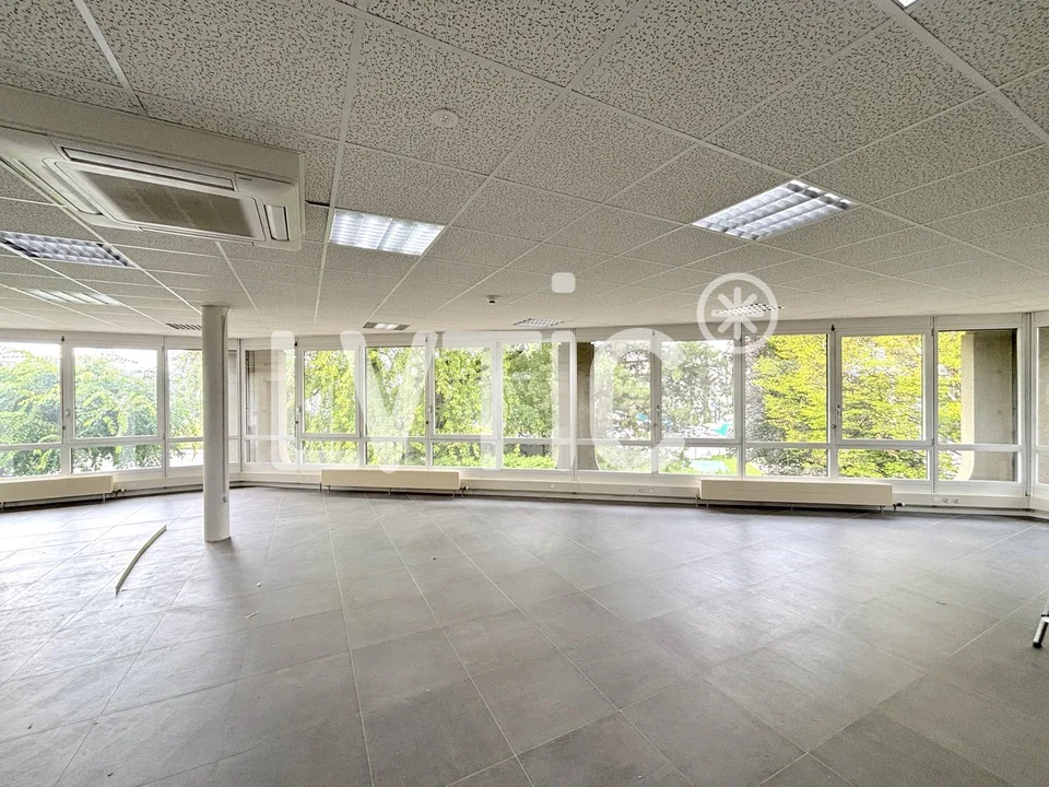 Showroom, locali, uffici di 640 m2 in affitto a Crissier